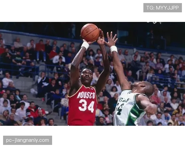 背身单打高效主导内线，奥拉朱旺胜过贾巴尔