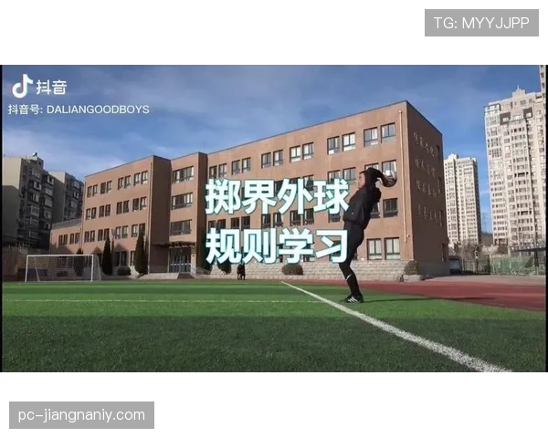足球比赛中担架入场规则详细拆解及裁判执行标准解析 足球比赛中担架入场规则详细拆解及裁判执行标准解析